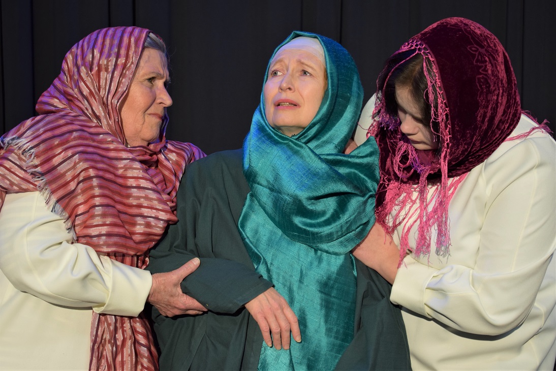 Ristin tiellä Maria tukijoineen pien 20